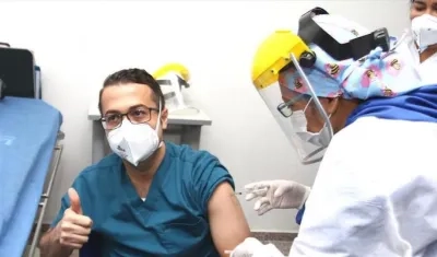 Aplicación de dosis al personal de la salud.