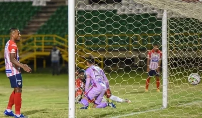Willer Ditta mira el balón en las redes, Sebastián Viera se reclama con Dany Rosero y Marlon Piedrahita observa la escena.