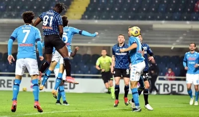 Duván Zapata marca de cabeza, tras centro de Luis Fernando Muriel. 