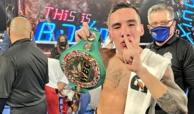 Óscar Valdez con el cinturón de campeón mundial. 