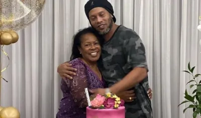 Ronaldinho y su señora madre Miguelina Elói Assis dos Santos