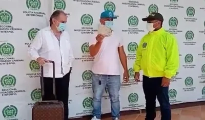 Taxista devuelve los 9.000 dólares y la maleta.