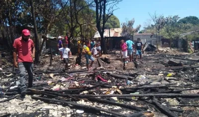Las llamas consumieron todo de las cinco viviendas de manera en el barrio El Bosque. 