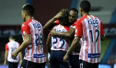 Jugadores del Junior celebrando el gol de Fabián Viáfara.