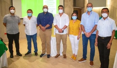 Los Alcaldes elegidos con el Director de la CRA y el delegado de la Gobernadora.