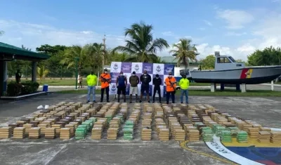 Droga decomisada y los capturados en el operativo. 