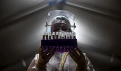 Una sanitária con probetas para pruebas de PCR. 