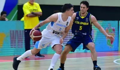 El barranquillero Gianluca Bacci marca a un argentino. 