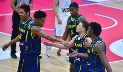 Hansel Atencia celebra con sus compañeros. 