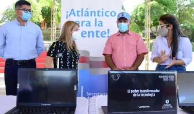La Gobernadora Elsa Noguera, durante la entrega de los equipos.