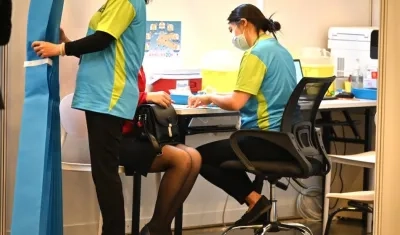 Una sanitaria prepara una dosis de la vacuna anti covid en una clínica de China. 