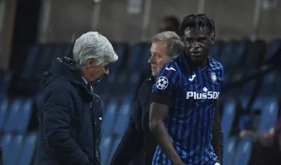 Duván Zapata se retira lesionado. 