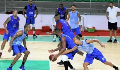 Adris De León intenta robar la pelota ante la mirada de fondo de Jonathan Rodríguez, Selem Safar y Antonio Peña.
