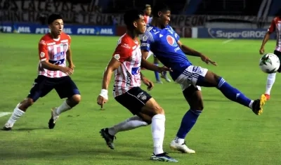 Jefferson Gómez marca a un atacante rival con el respaldo de Fabián Ángel. 