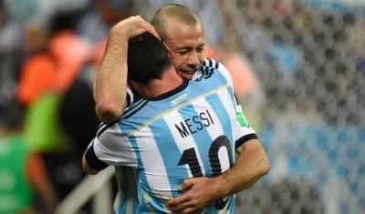 Javier Mascherano se abraza con Lionel Messi. 