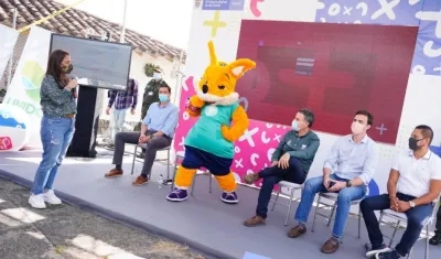 Ministra Karen Abudinen, gobernador de Antioquia, Aníbal Gaviria, y el alcalde de Santuario,  Juan David Zuluaga. 