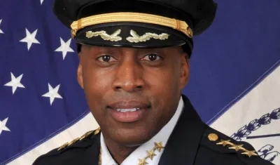 El oficial afroamericano Rodney Harrison.