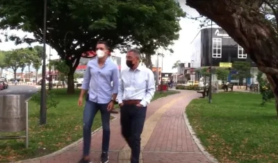 El periodista Jorge Cura Amar recorriendo la ciudad de Pereira.