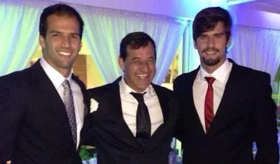 José Becker, en el centro, padre de los porteros brasileños Álisson, del Liverpool inglés, y Muriel, del Fluminense.