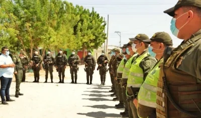 Presentación del grupo de policías.