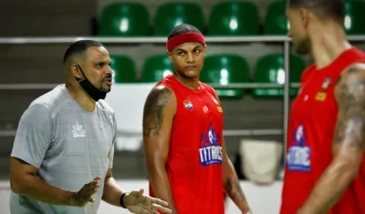 Tomás Díaz, entrenador de Titanes, con Micky Díaz. 