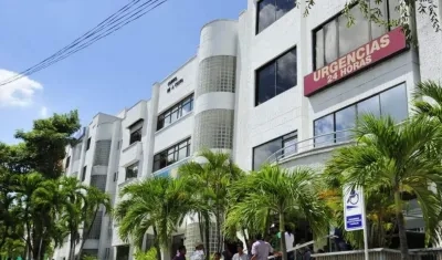 El uniformado fue remitido a la Clínica de la Costa, en el norte de Barranquilla. 