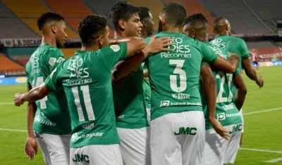 Los jugadores del Deportivo Cali celebran un gol. 