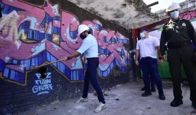 El Alcalde Jaime Pumarejo y el Comandante de la Policía, BG Diego Rosero, durante la demolición.