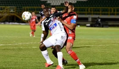 Carmelo Valencia generando peligro frente al arco 'patriota'.