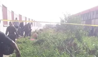 La Policía acordonó el área enmontada donde fue ultimado el hombre.