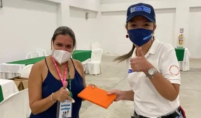 Diana Acosta, Secretaria de Cultura del Atlántico, con la Viceministra de Creatividad y Economía Naranja, Adriana Padilla.