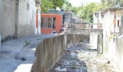 En este sector del arroyo, en la calle 18 con carrera 11 del barrio Simón Bolívar, fue encontrada la víctima. 
