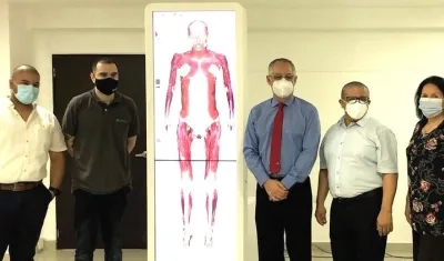 Luis Acosta, Director Administrativo; Steven Zuluaga, de Anditecnica; Juan José Acosta Ossio, Rector; Osman Pérez, Director del Programa de Medicina y Piedad Molinares, Jefe de Básicas Médicas.