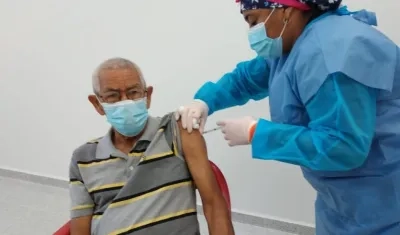 En municipios del Atlántico se adelanta la vacunación a los adultos mayores.