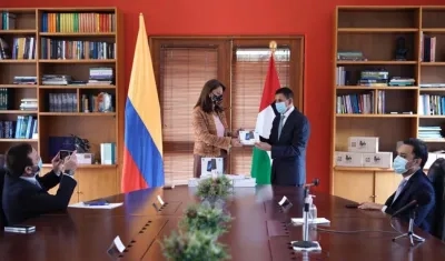 Vicepresidenta recibe los equipos de comunicación.