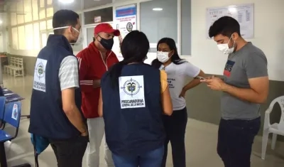 Funcionarios de la Procuraduría verificando el proceso en Galapa.