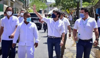 El Alcalde Pumarejo y el gerente de Air-e, Jhon Toro (derecha).