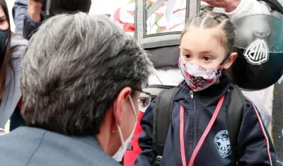 La alcaldesa Claudia López acompañó el regreso a clases del segundo grupo de colegios en Bogotá.