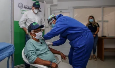 Susana Espitia al momento de ser vacunada.