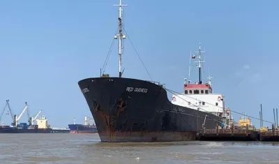 El buque africano atracado en el puerto.