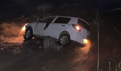 Así quedó el vehículo tras ser arrastrado por la corriente.