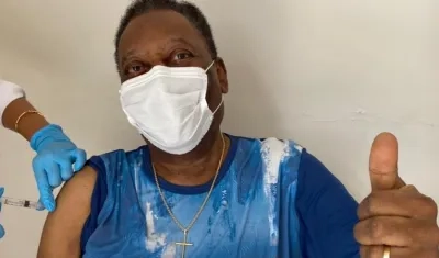 Pelé en el momento en que se aplicó la vacuna. 