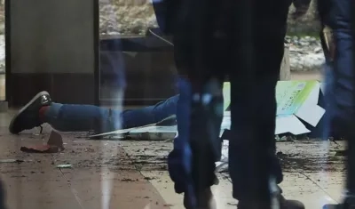 El cuerpo sin vida de un estudiante yace en el suelo tras un accidente hoy, en El Alto (Bolivia).