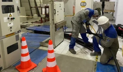 Técnicos trabajando en la subestación 20 de Julio.