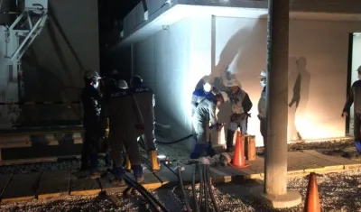 Técnicos de Air-e trabajan para superar la emergencia.