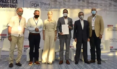 Los precandidatos tras la firma del pacto.