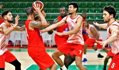 Jonathan Rodríguez enfrenta la marca de Selem Safar, Yildon Mendoza y Gianluca Bacci, ante la mirada de Antonio Peña. 