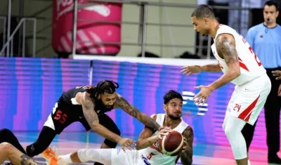 Salem Safar trata de sacar el balón para Jonathan Rodríguez.