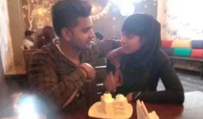 La joven asesinada por su padre (derecha).