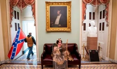 Aaron Mostofsky en el Capitolio, uno de los participantes de la toma.